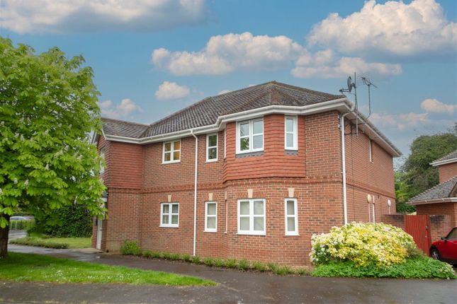 Thumbnail Flat for sale in The Crescent, Mortimer Common, Reading