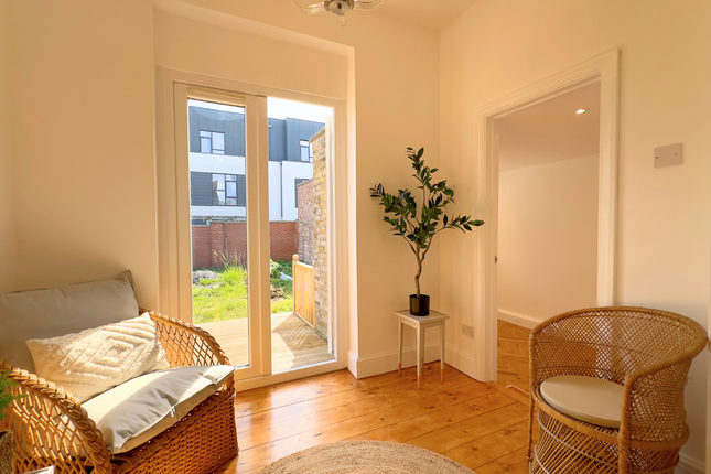 2 Cowper Avenue, Sutton photo 4