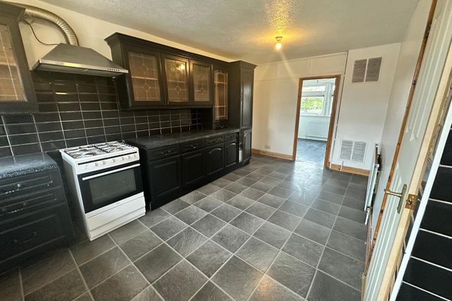 4, Axe Close, Luton photo 2