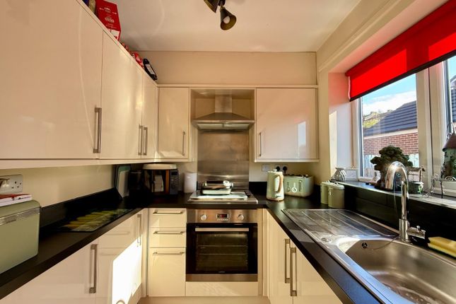 12, Hollins Road, Dewsbury photo 3