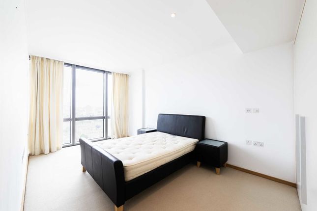 Flat to rent in Hertsmere Road, London