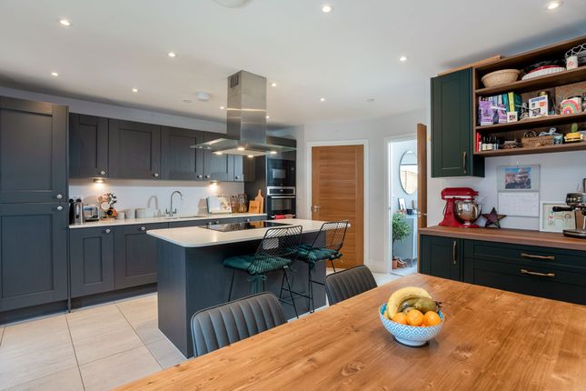 7 Forge Close, Stratford-Upon-Avon photo 2