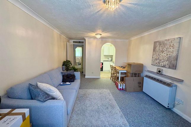 8, Chestnut Close, Fleet photo 3