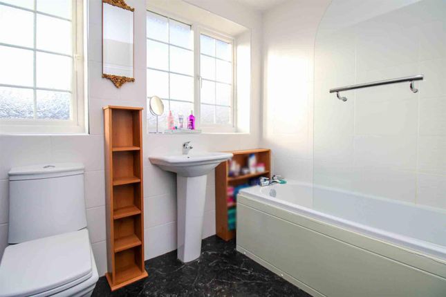 17, Stonecliffe Drive, Wakefield photo 4