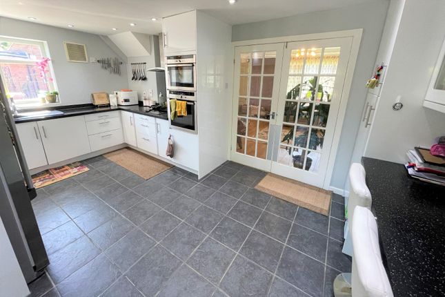 43, Longwood Crescent, West Yorkshire photo 4