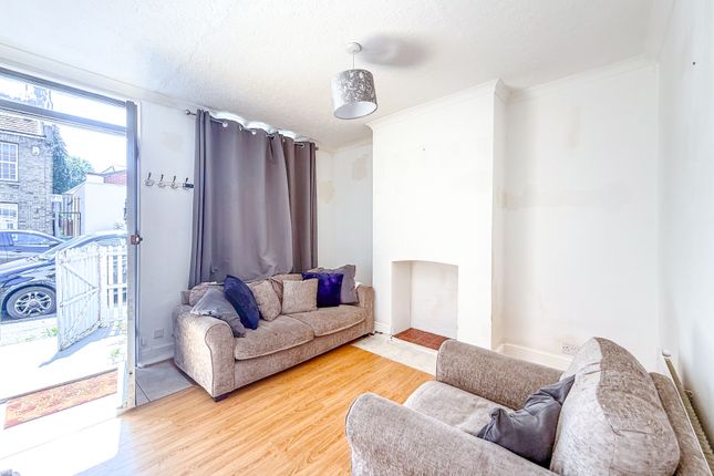 16, Cross Street, Watford photo 3