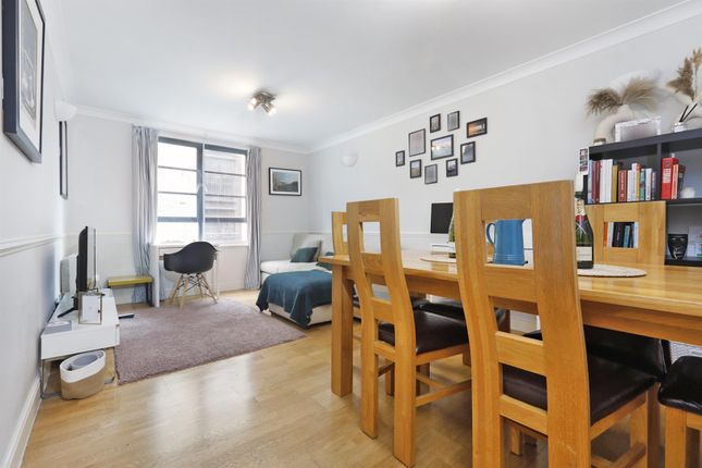 Flat to rent in Curlew Street, London