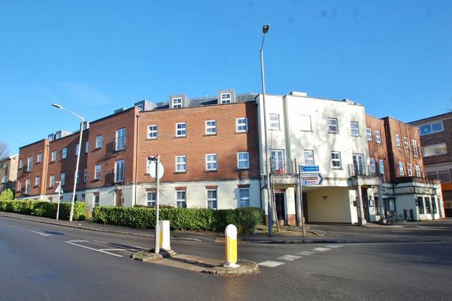 2 bed flat to rent in Metro Court, Station Approach, Amersham, Buckinghamshire HP6