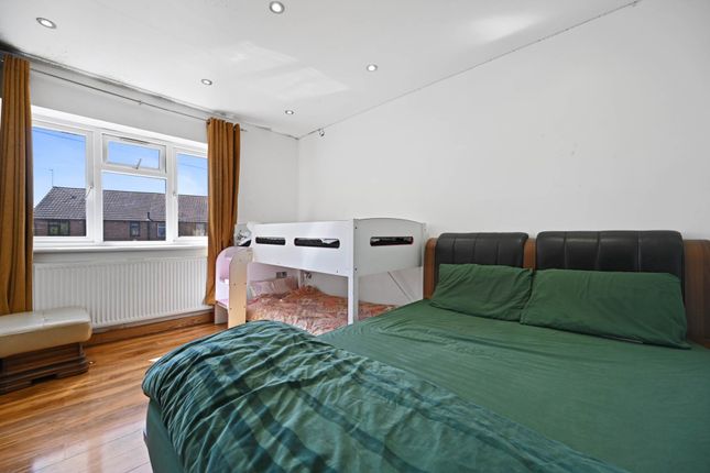 55, Darwin Drive, Ealing photo 3