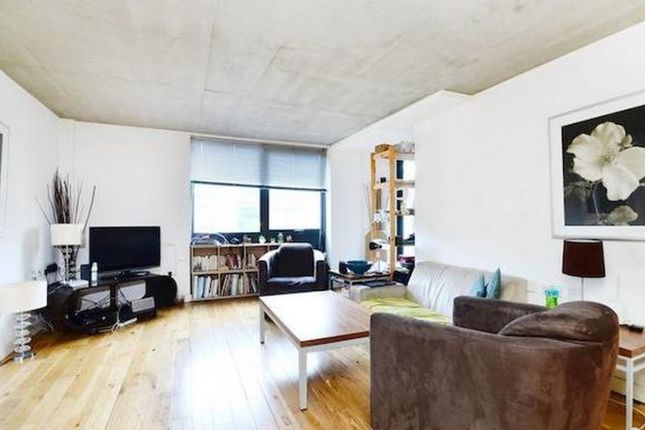 Flat for sale in Wood Green, London