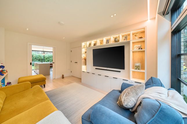 5, Foxmore Place, London photo 3