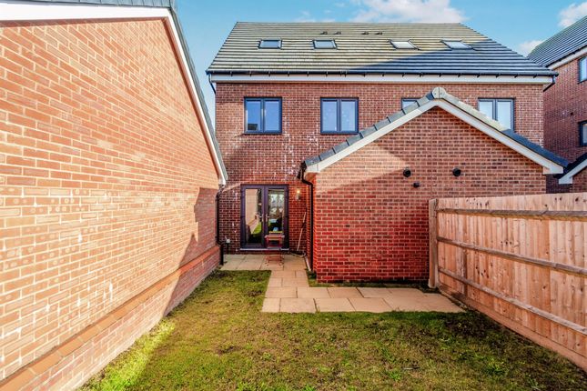 29, Silverstone Drive, Wolverhampton photo 2