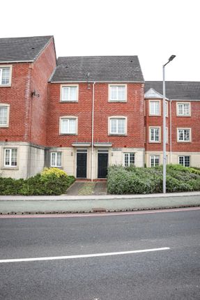 Thumbnail Town house to rent in Columbus Avenue, Brierley Hill, West Midlands