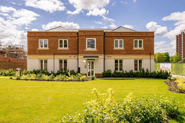 Thumbnail Flat for sale in Dupre Crescent, Wilton Park, Beaconsfield