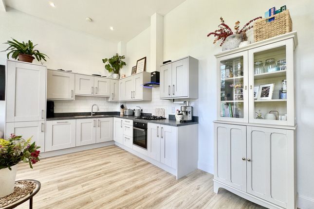 Flat Apartment 8, 24, Whitecroft Park, Newport photo 4