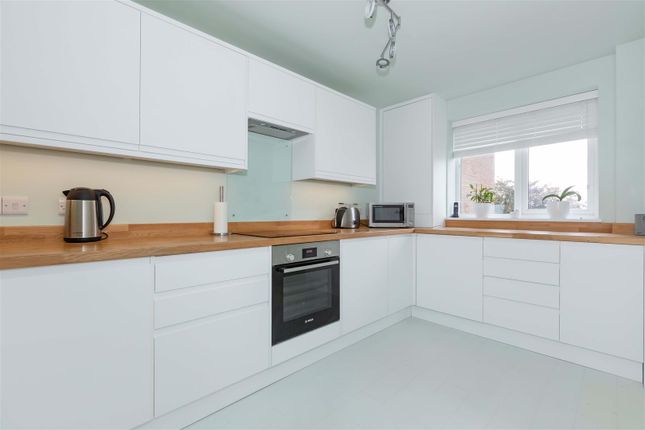 Flat 17, 41, Balmoral Court, Grand Avenue, Worthing photo 3
