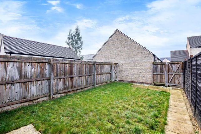 Terraced house to rent in Kempton Close, Bicester