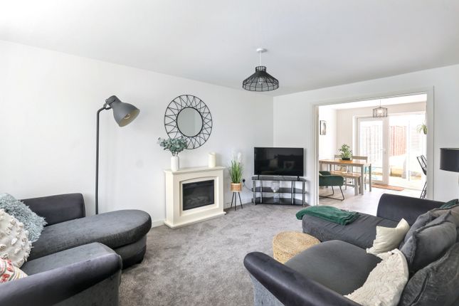 46, Alice Batt Road, Witney photo 4