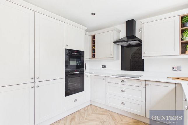 19, Meadow Close, Cheltenham photo 4