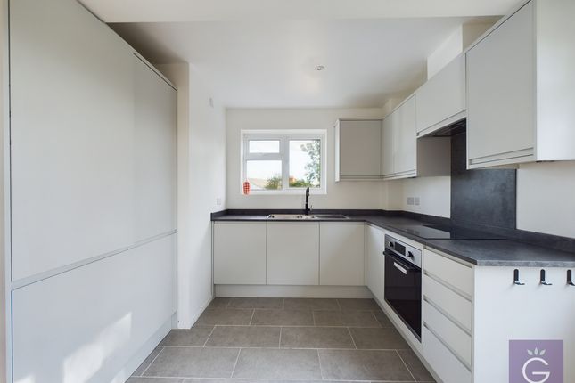 26, Highfield Court, Reading photo 4
