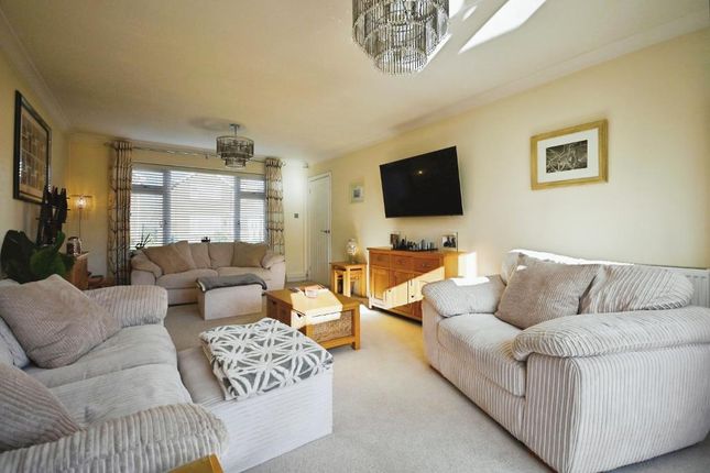 1 Armstrong close, Weston photo 4