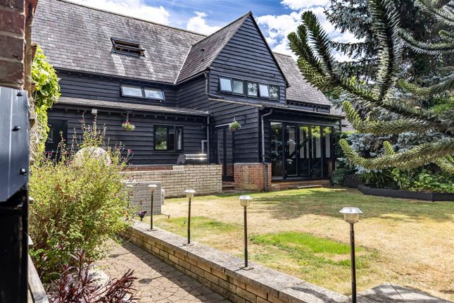 3, Barns Court, Harlow photo 4