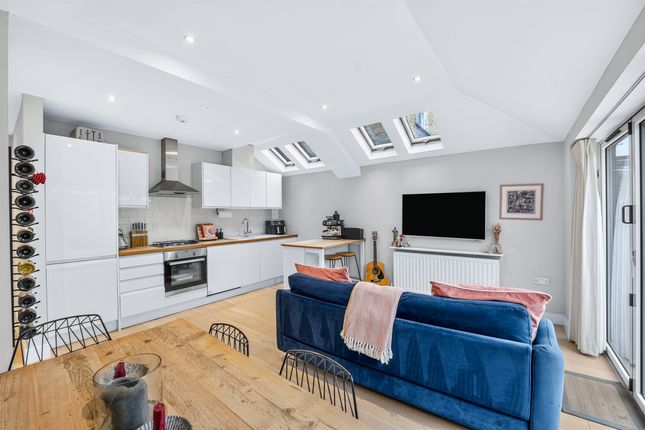 Flat D, 605, Garratt Lane, London photo 2