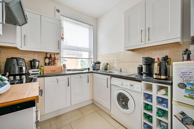 Flat to rent in Fordhook Avenue, Ealing, London