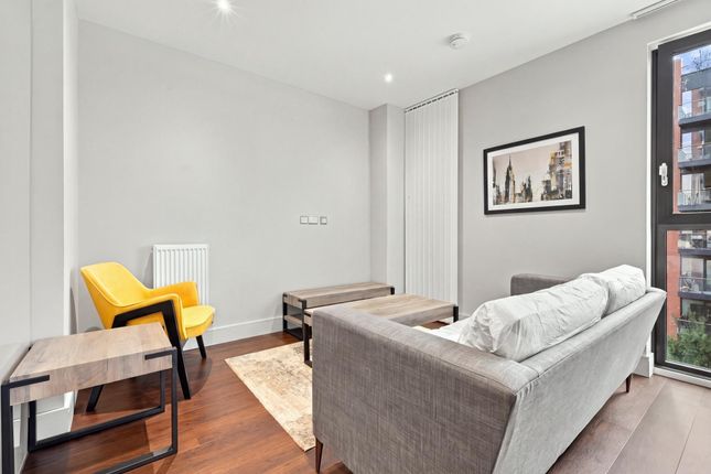 Flat 405, Avalon Point, London photo 4