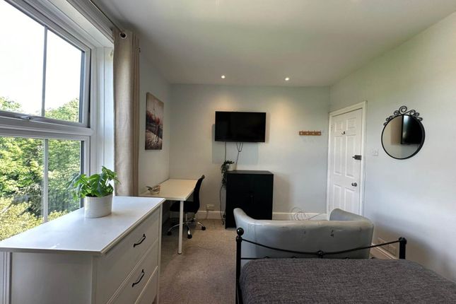 Room 2, Flat 4, Stoke Road, Guildford photo 2