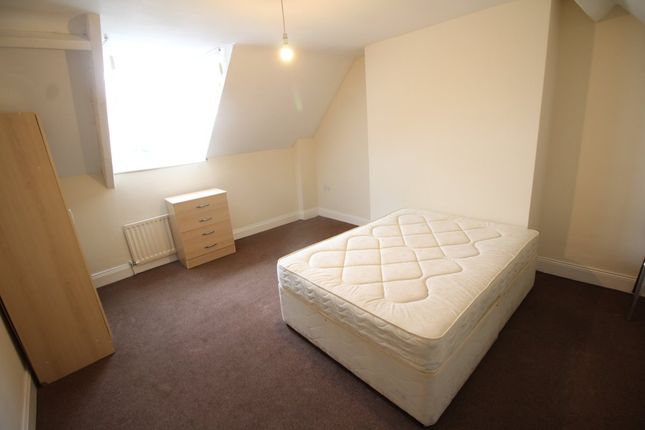 Room to rent in Wingrove Avenue, Newcastle Upon Tyne