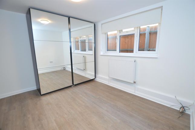 10, Garland Drive, Hounslow photo 4