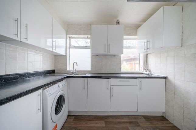 10, Whitford Gardens, Mitcham photo 3