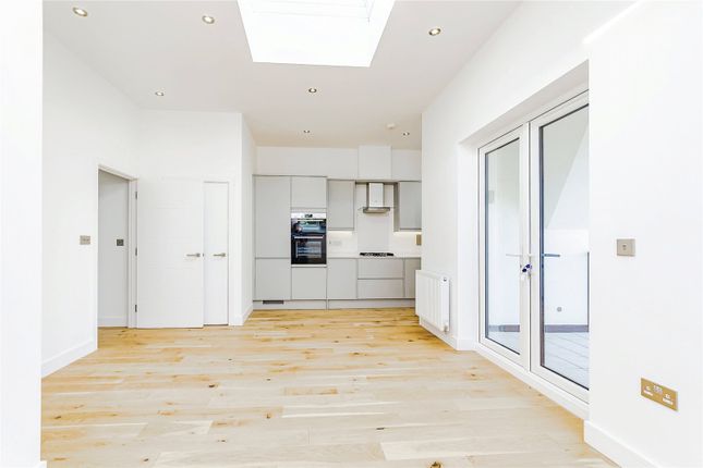 Flat for sale in Woodmere Avenue, Croydon