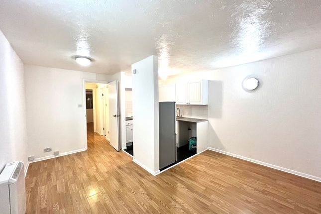 Maltby Drive, Enfield, En1 4Ew