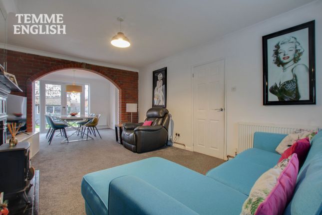 18 Roseberry Avenue, Basildon photo 2