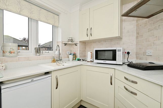 Appletree Court, Rainham photo 3