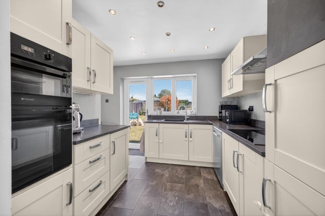 9 Oundle Path, Stevenage, Hertfordshire photo 2