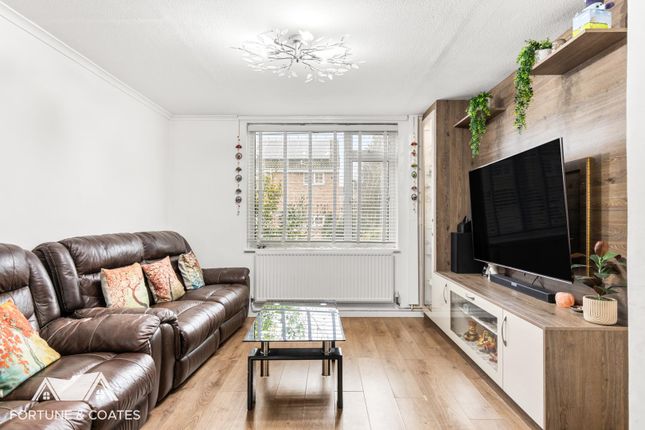 119, Jocelyns, Harlow photo 2