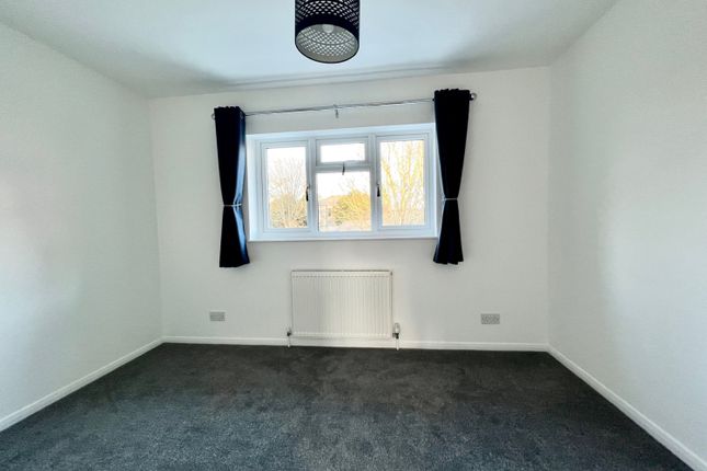 6, Grove Court The Grove, Egham photo 4