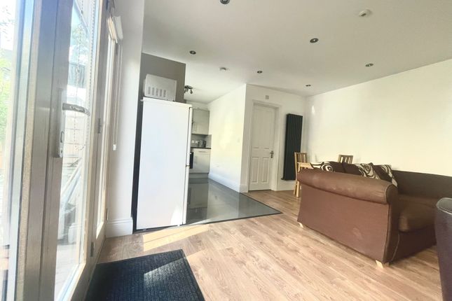 Flat 3, 12, Goulton Road, London photo 3