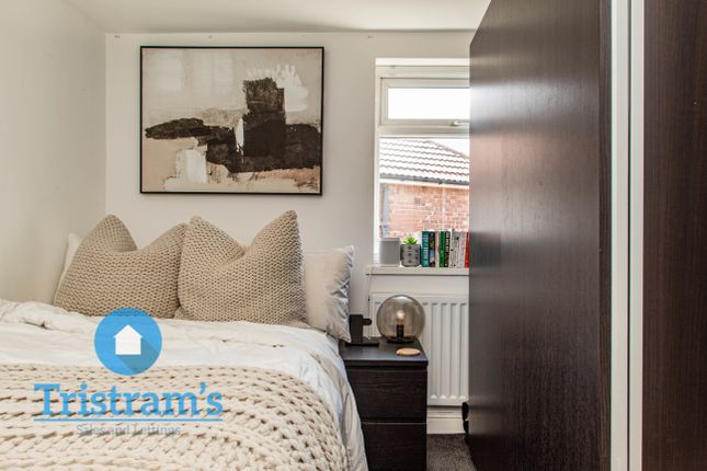 Room 4, 11, East Crescent, Nottingham photo 4
