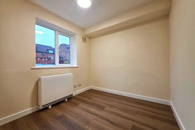 Springwood Crescent, Edgware photo 5
