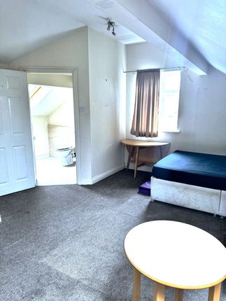 Room to rent in Longley Lane, Manchester