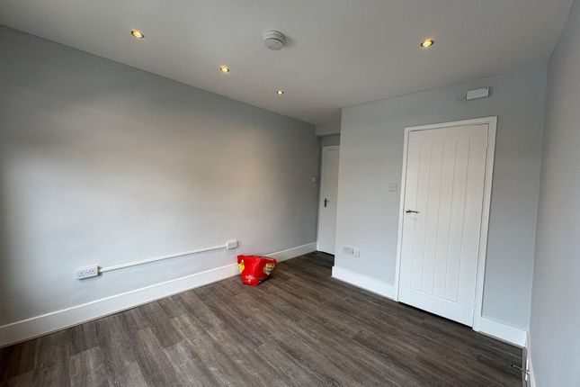 Room 4 55 Douglas Road, Maidstone photo 3