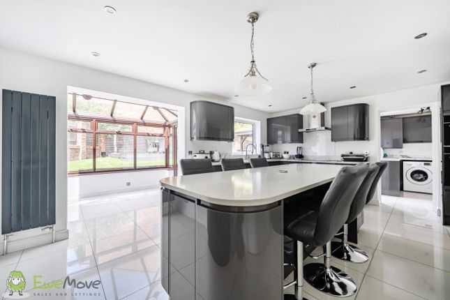 2, Brackenwood Drive, Tadley photo 2