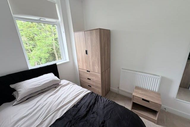 Room 2, 157, Coal Clough Lane, Burnley photo 2