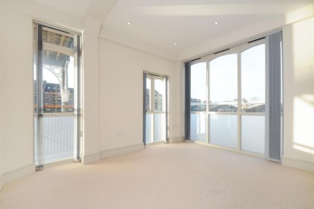 Flat 2, Turks Boatyard, Thames Side, Kingston upon Thames photo 3