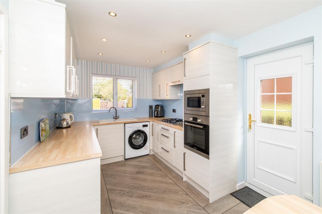 10, Birchfields Garth, Leeds photo 3