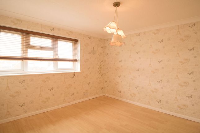 23, Aragon Close, Ashford photo 5